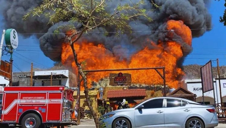 Incendio consumiendo la palapa del restaurante Campestre México, con bomberos en el lugar