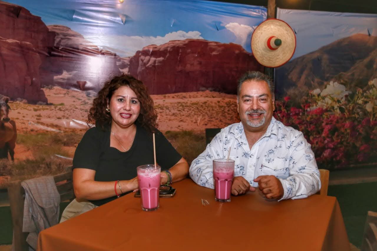 Invitados disfrutando la reapertura de Caballo de Fuego